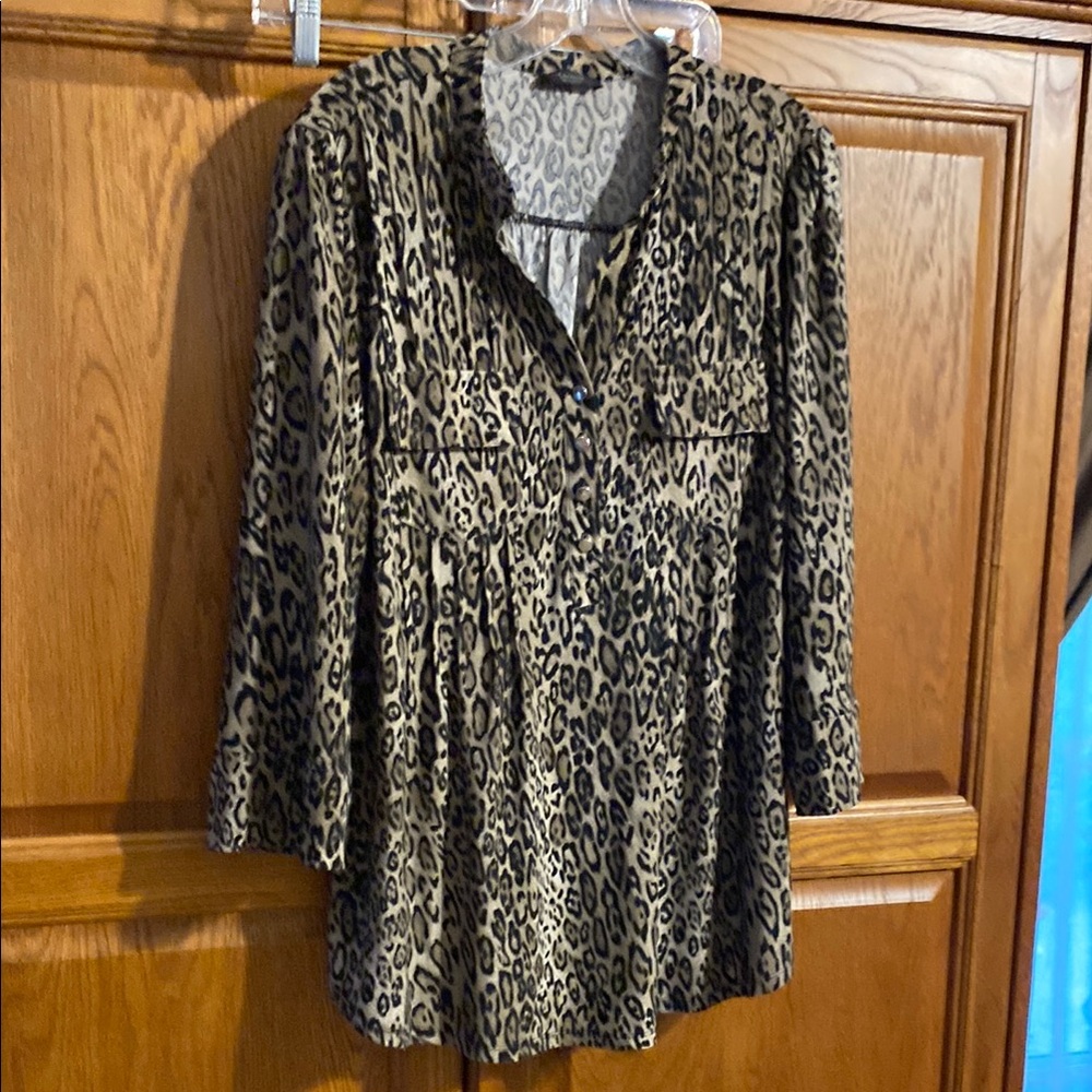 Cocomo Black and Tan pleated 3/4 Sleeve Blouse. EUC.